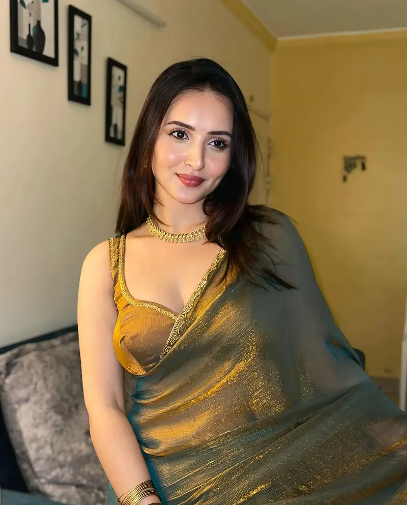 Aurelia Teal Silk Saree with Golden Zari Border - Image 2