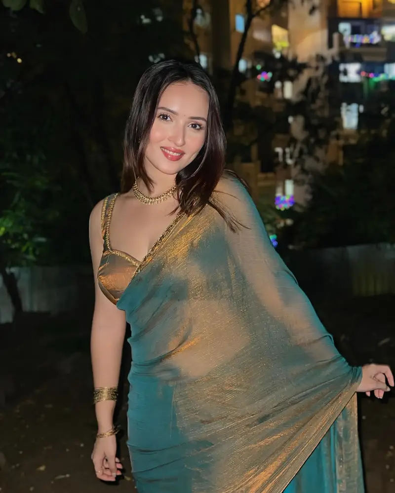 Aurelia Teal Silk Saree with Golden Zari Border - Image 4